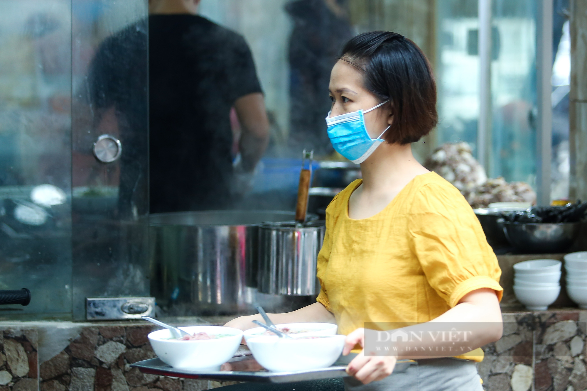 Chủ quán tự tin bán 1.000 bát phở trong ngày đầu mở lại cửa hàng - Ảnh 4.