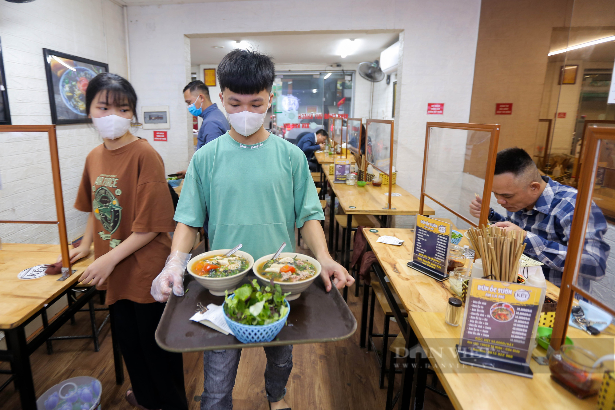Chủ quán tự tin bán 1.000 bát phở trong ngày đầu mở lại cửa hàng - Ảnh 8.