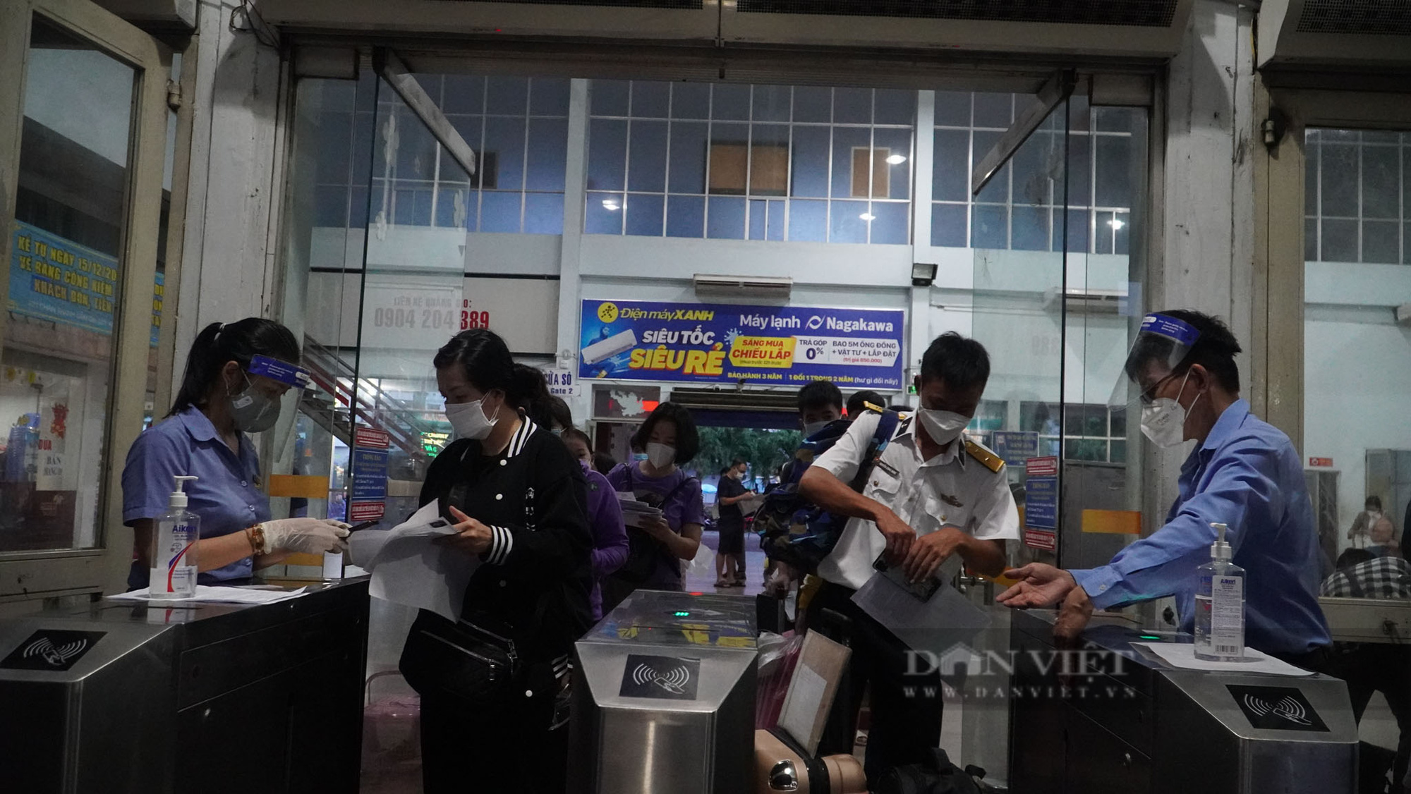 Hồi hương trên chuyến tàu đầu tiên ở ga Sài Gòn: Niềm vui không trọn vẹn - Ảnh 1.