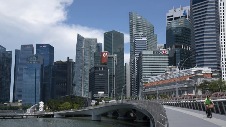 Singapore bất ngờ siết chính sách tiền tệ - Ảnh 1. Singapore bất ngờ siết chính sách tiền tệ - Ảnh 1.