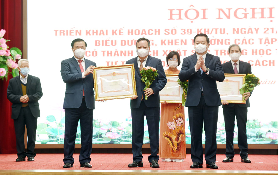 Bí thư Hà Nội yêu cầu khắc phục tình trạng độc đoán, quan liêu và các biểu hiện tiêu cực. - Ảnh 2.