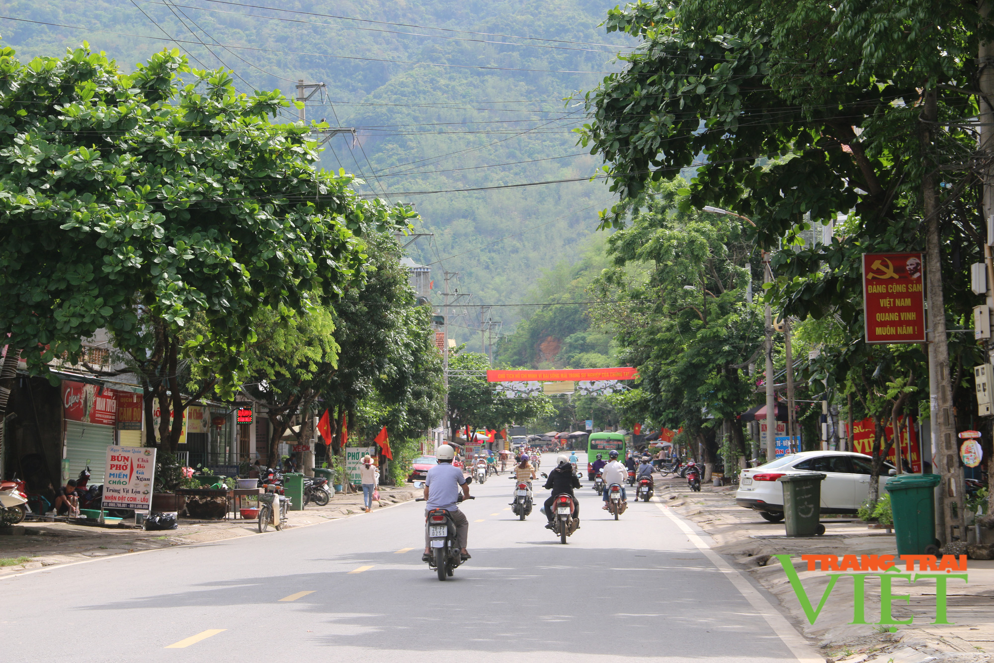 Mai Châu giữ gìn môi trường sạch đẹp gắn với phát triển du lịch cộng đồng - Ảnh 3. Mai Châu giữ gìn môi trường sạch đẹp gắn với phát triển du lịch cộng đồng - Ảnh 3.