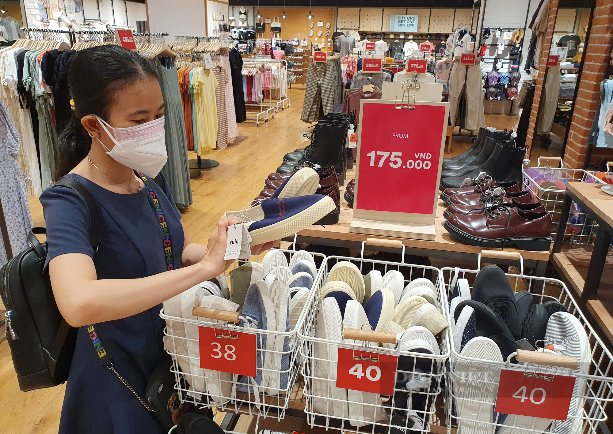 Chưa tới Black Friday, hàng hiệu khuyến mãi ầm ầm 'dụ' người TP.HCM - Ảnh 1.