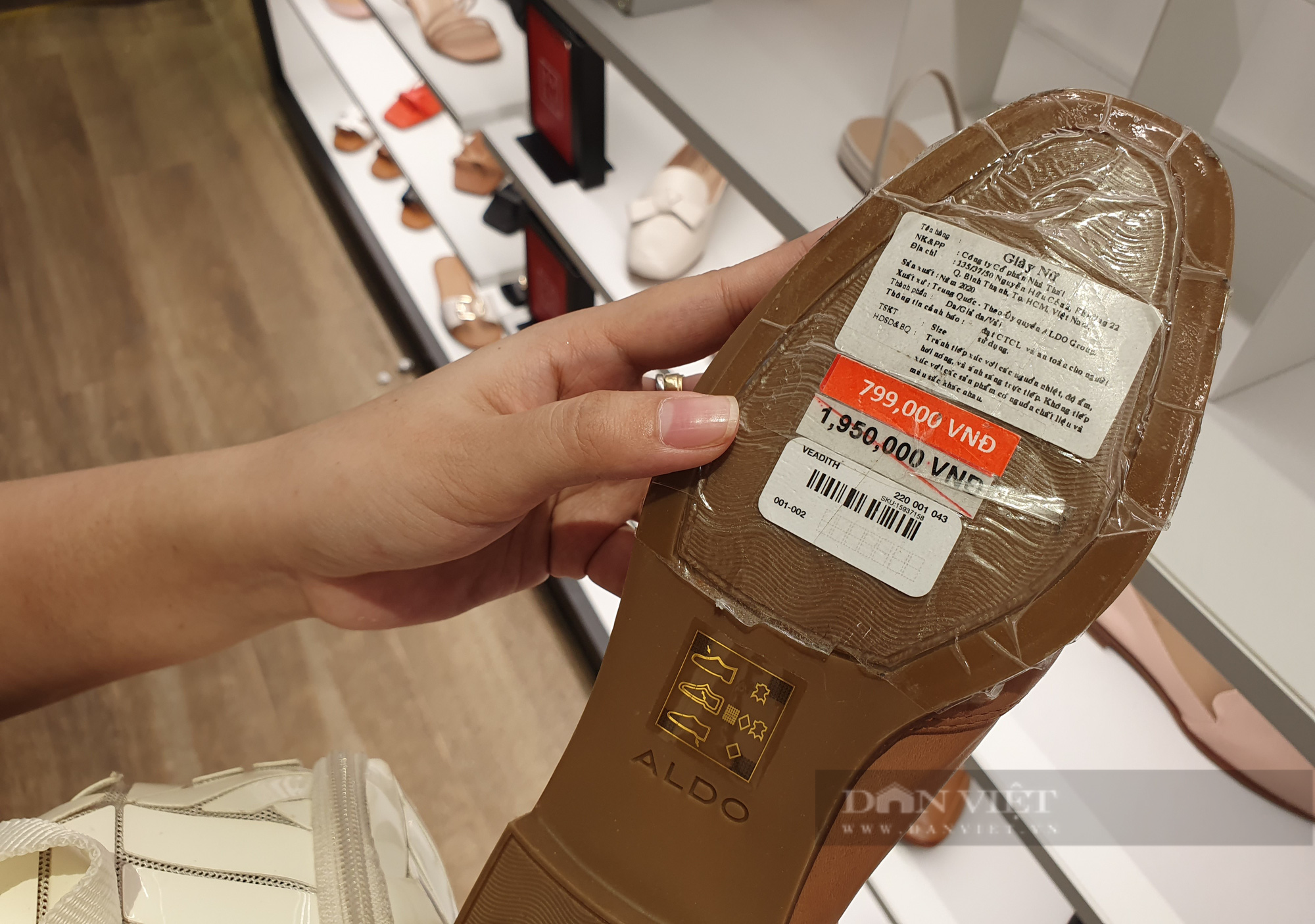 Chưa tới Black Friday, hàng hiệu khuyến mãi ầm ầm 'dụ' người TP.HCM - Ảnh 3.