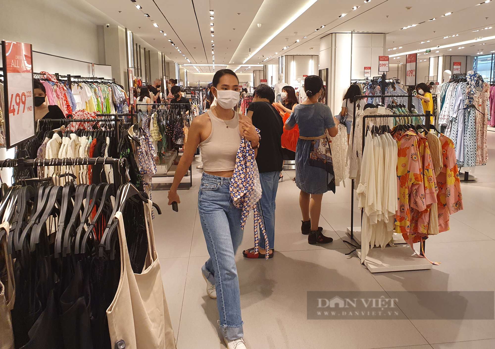 Chưa tới Black Friday, hàng hiệu khuyến mãi ầm ầm 'dụ' người TP.HCM - Ảnh 5.