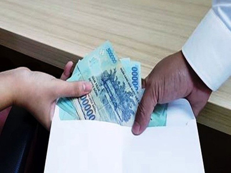 Đắk Nông: Bắt cán bộ Văn phòng đăng ký đất đai nhận hối lộ - Ảnh 1.