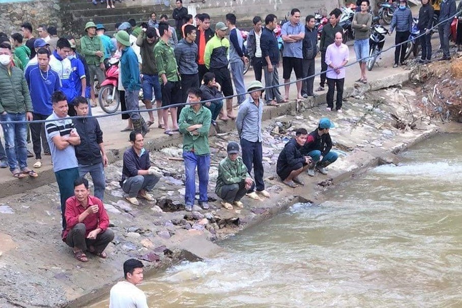 Tập đi xe đạp bị ngã xuống cống ngầm, học sinh 11 tuổi mất tích - Ảnh 2.