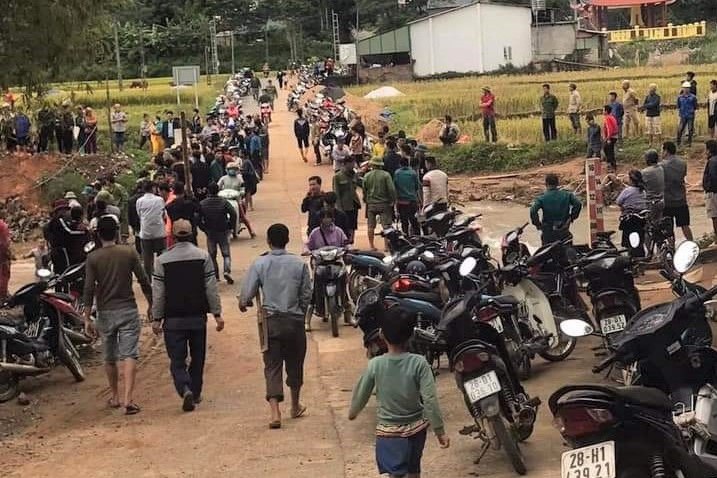 Tập đi xe đạp bị ngã xuống cống ngầm, học sinh 11 tuổi mất tích - Ảnh 3.
