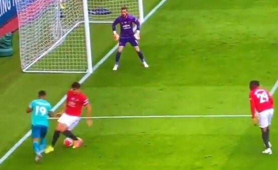 10 lần Harry Maguire biến thành gã hề và &quot;thánh bóp team&quot; - Ảnh 4.