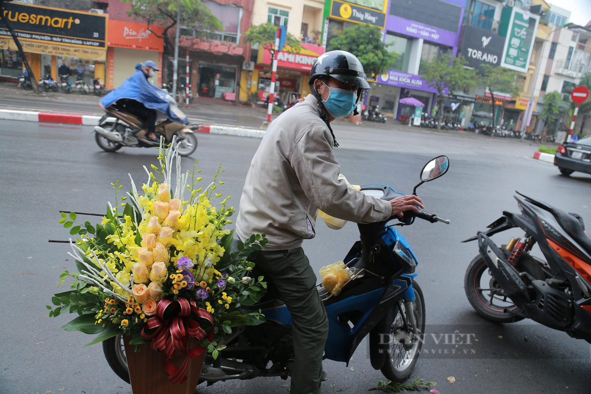 Người dân đổ xô đi mua hoa dưới trời mưa tầm tã - Ảnh 4.