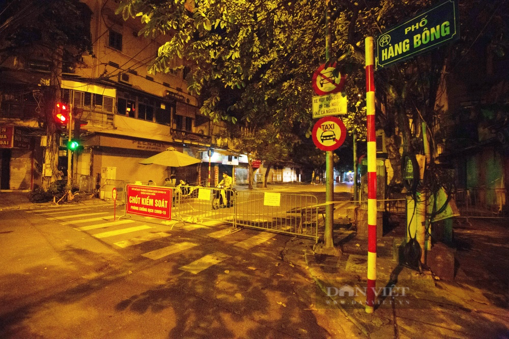 Hà Nội: Thêm 17 ca dương tính là nhân viên, người bệnh, người nhà ở Bệnh viện Việt Đức  - Ảnh 2.