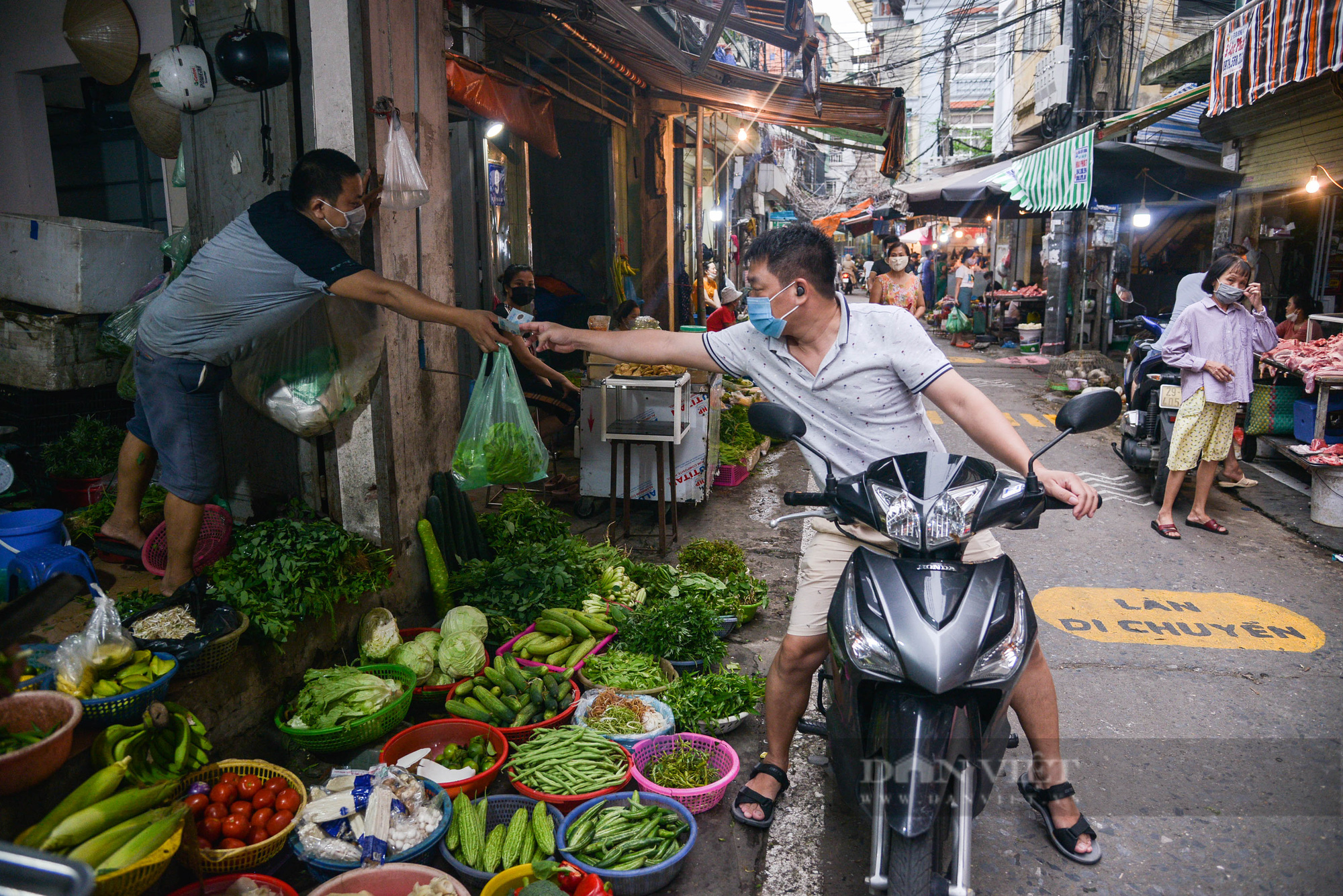 Hà Nội: Kẻ vạch, phân luồng giao thông trong chợ nhằm hạn chế tập trung đông người - Ảnh 8.