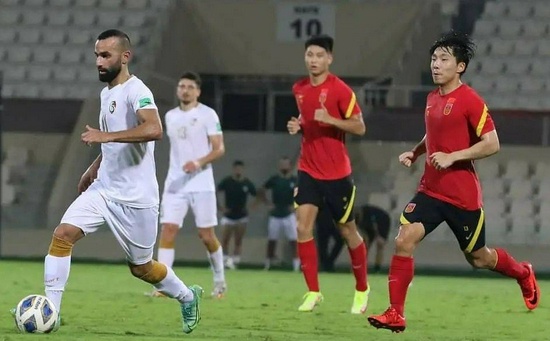 Phải gặp ĐT Việt Nam ở UAE, HLV Li Tie &quot;than vãn&quot; trên MXH - Ảnh 1.