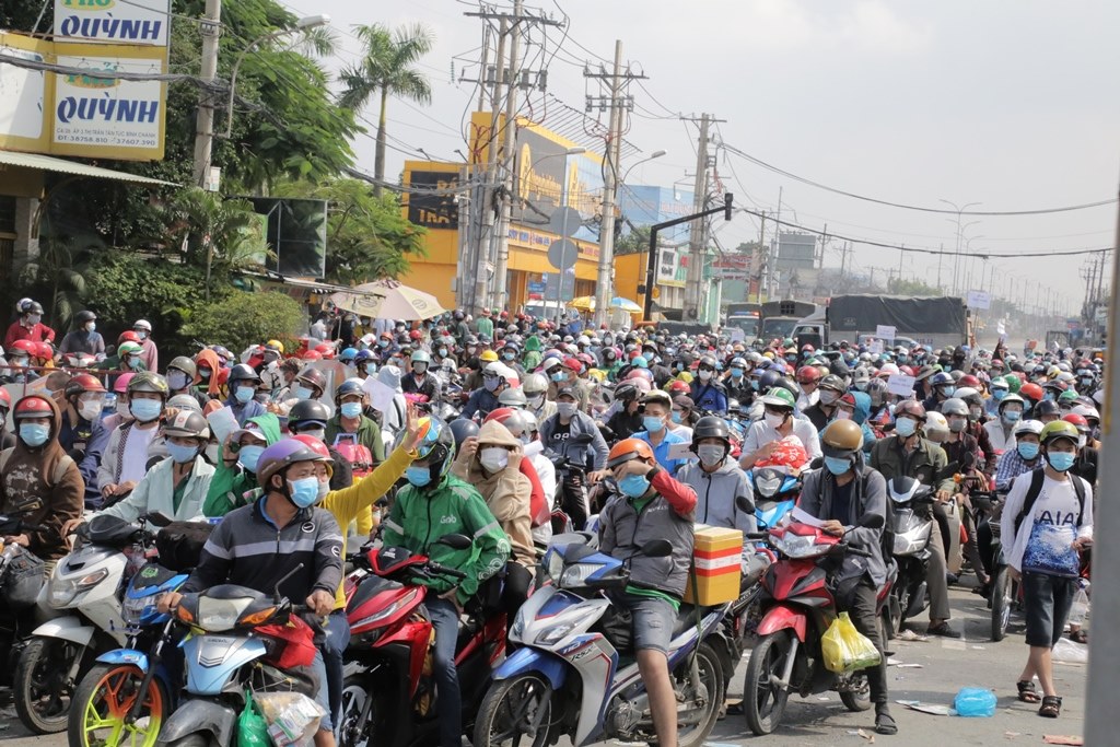 Thủ tướng kêu gọi người dân kiềm chế, không di chuyển tự phát làm tăng nguy cơ lây lan dịch bệnh - Ảnh 2.