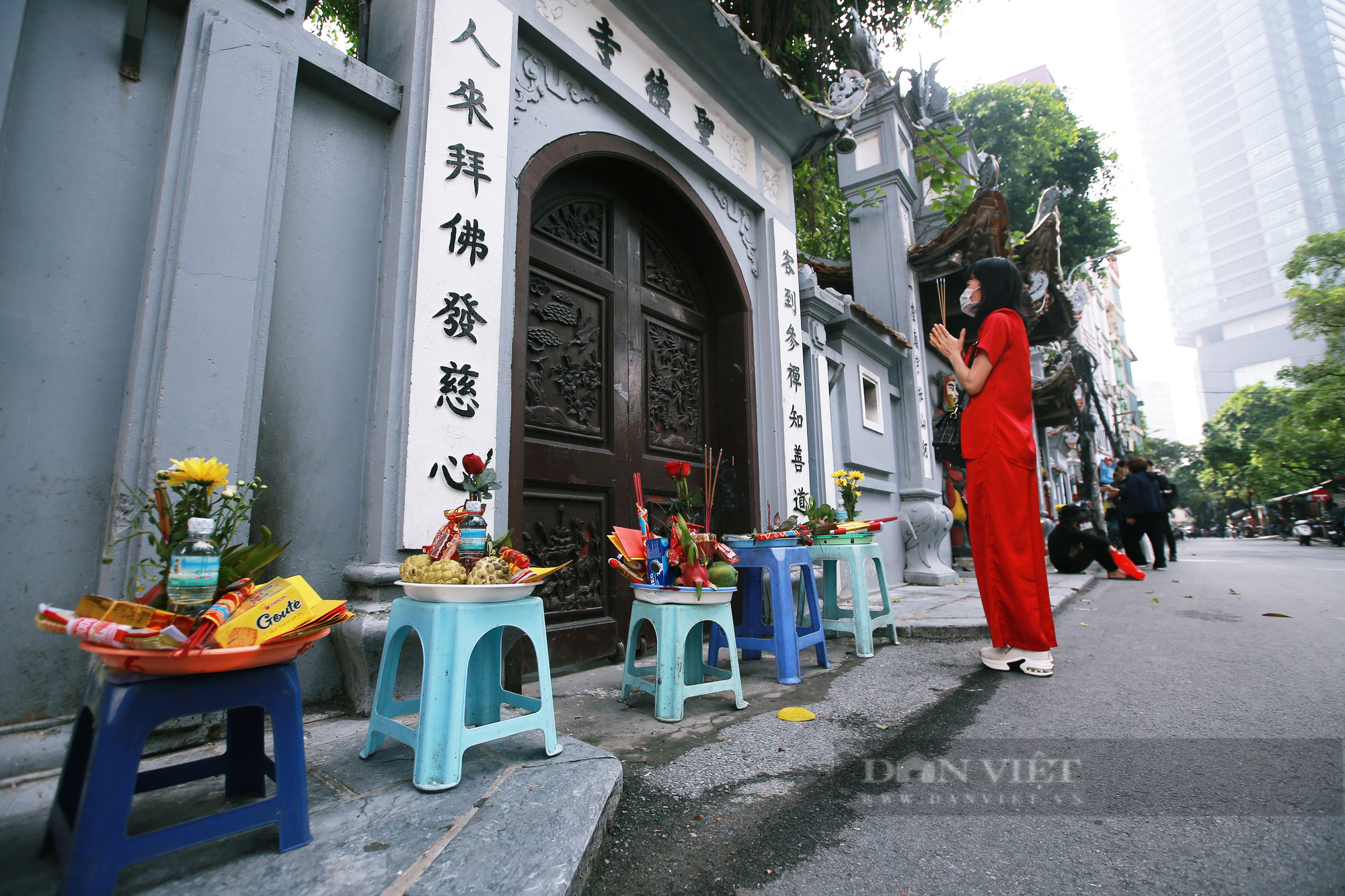 Người Hà Nội đến chùa Hà cầu duyên ngày 20/10 sau đợt giãn cách xã hội kéo dài - Ảnh 1.