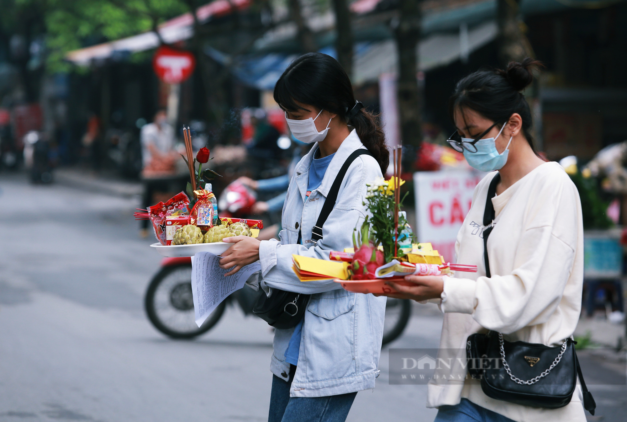 Người Hà Nội đến chùa Hà cầu duyên ngày 20/10 sau đợt giãn cách xã hội kéo dài - Ảnh 4.