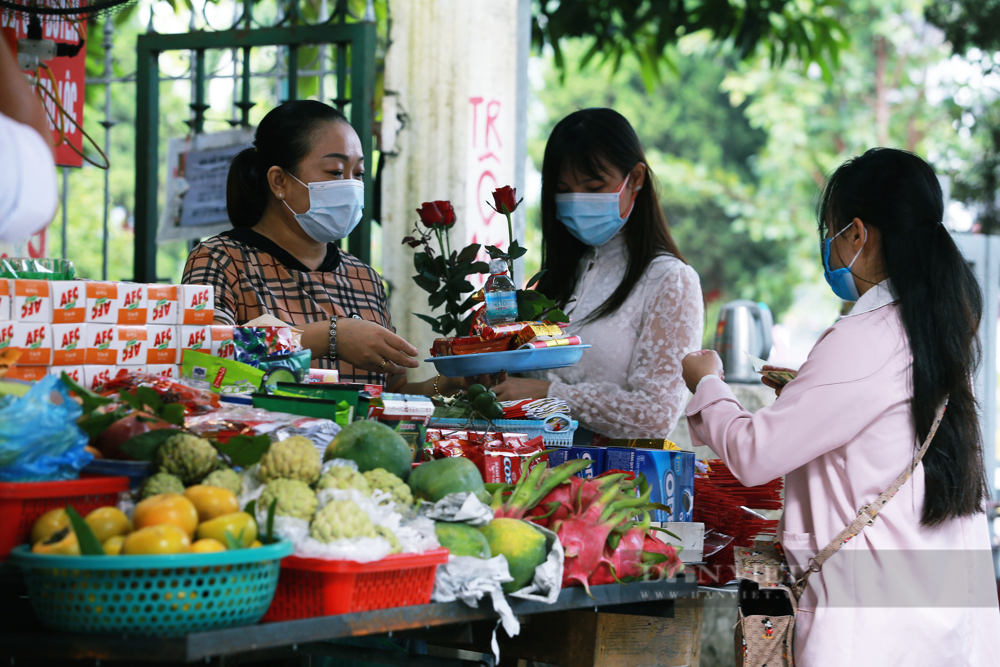 Người Hà Nội đến chùa Hà cầu duyên ngày 20/10 sau đợt giãn cách xã hội kéo dài - Ảnh 8.