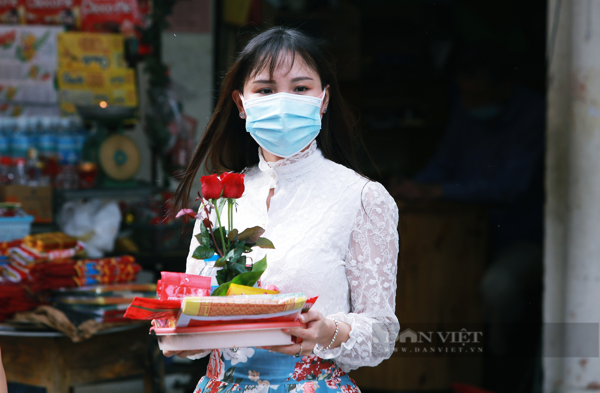Người Hà Nội đến chùa Hà cầu duyên ngày 20/10 sau đợt giãn cách xã hội kéo dài - Ảnh 9.