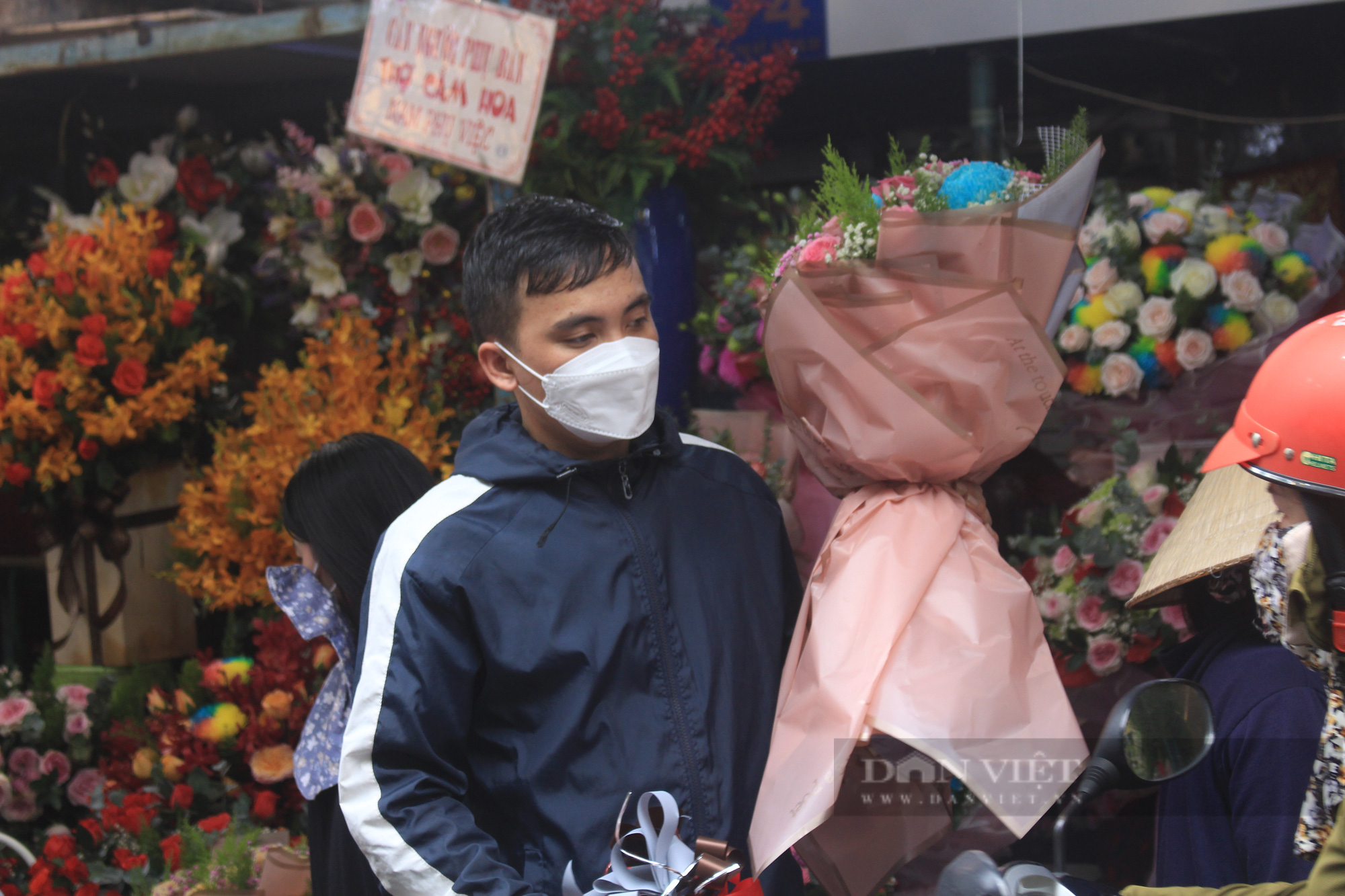 ẢNH: Chợ hoa lớn nhất Sài Gòn tấp nập quý ông ngày Phụ nữ Việt Nam 20/10 - Ảnh 3.