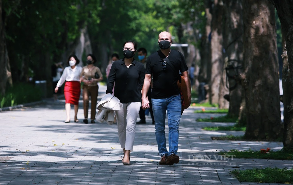 Hà Nội: Chị em xúng xính váy đẹp đổ về hồ Gươm chụp ảnh ngày 20/10 sau bao ngày &quot;cắm mặt&quot; bếp núc vì dịch - Ảnh 1.