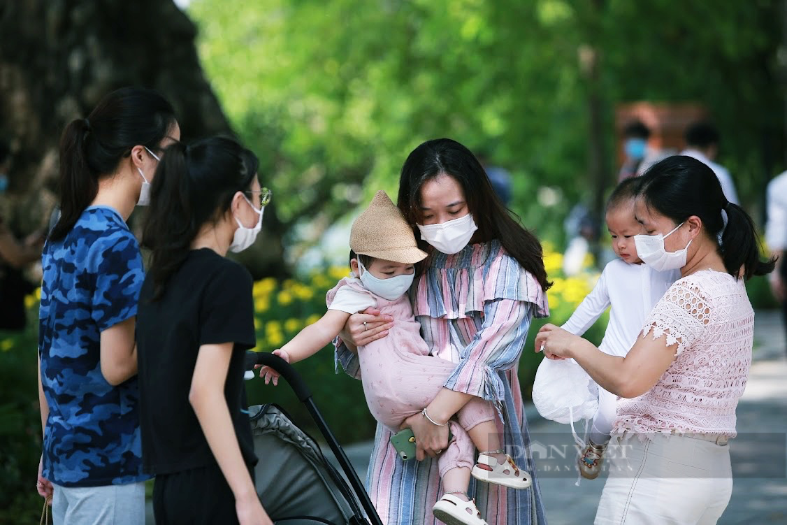 Hà Nội: Chị em xúng xính váy đẹp đổ về hồ Gươm chụp ảnh ngày 20/10 sau bao ngày &quot;cắm mặt&quot; bếp núc vì dịch - Ảnh 6.
