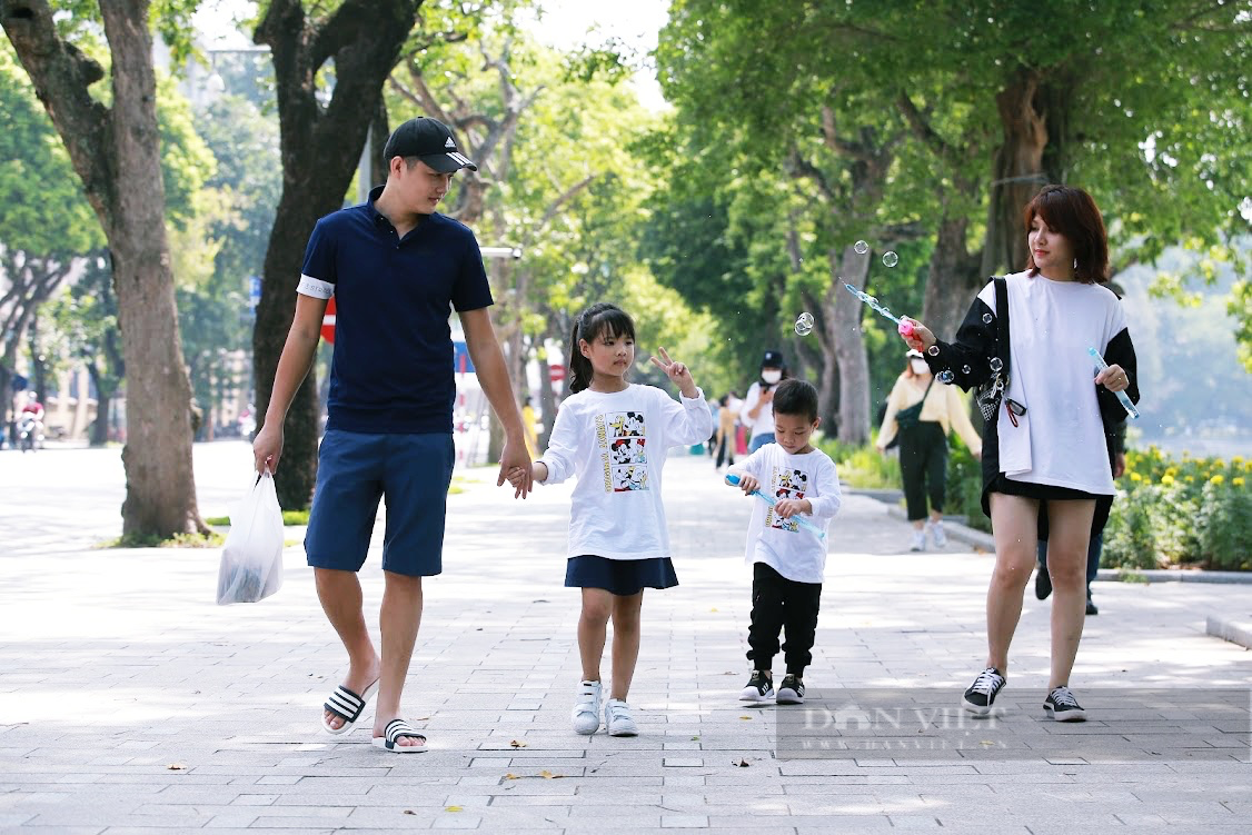 Hà Nội: Chị em xúng xính váy đẹp đổ về hồ Gươm chụp ảnh ngày 20/10 sau bao ngày &quot;cắm mặt&quot; bếp núc vì dịch - Ảnh 7.