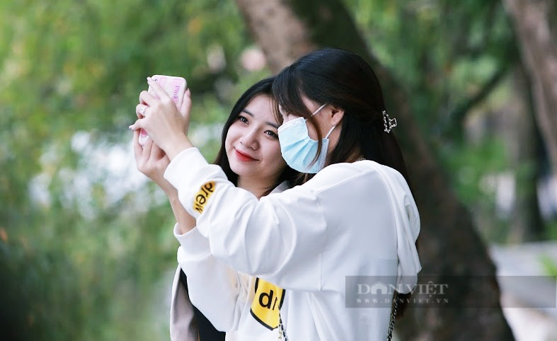 Hà Nội: Chị em xúng xính váy đẹp đổ về hồ Gươm chụp ảnh ngày 20/10 sau bao ngày &quot;cắm mặt&quot; bếp núc vì dịch - Ảnh 9.