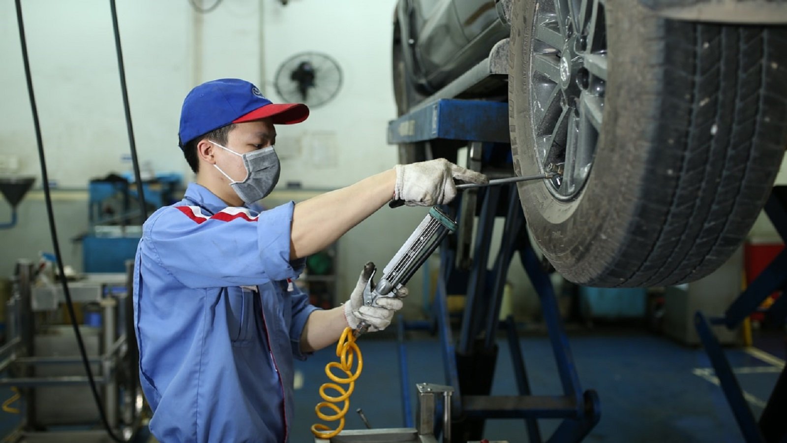 Đổ xăng đủ, bật điều hoà thường xuyên có lợi cho ô tô ra sao? - Ảnh 1.