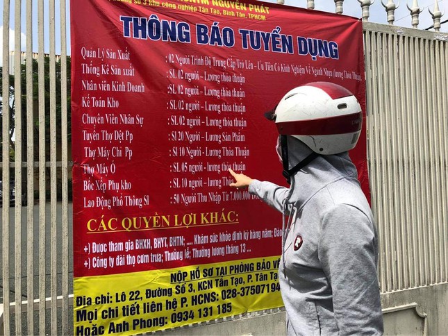 Lao động 'ngược dòng' trở lại nhà máy - Ảnh 1. Lao động 'ngược dòng' trở lại nhà máy - Ảnh 1.