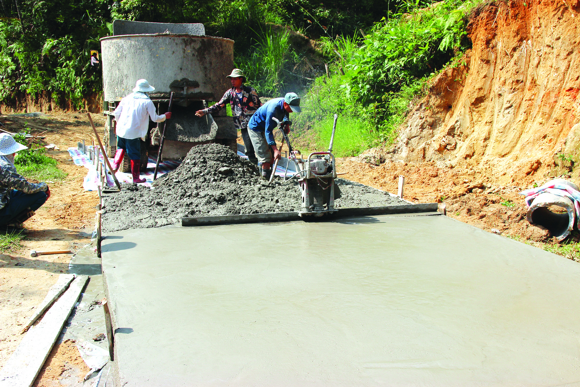 Hà Giang: Nối dài con đường no ấm về với bản làng - Ảnh 4. Hà Giang: Nối dài con đường no ấm về với bản làng - Ảnh 4.