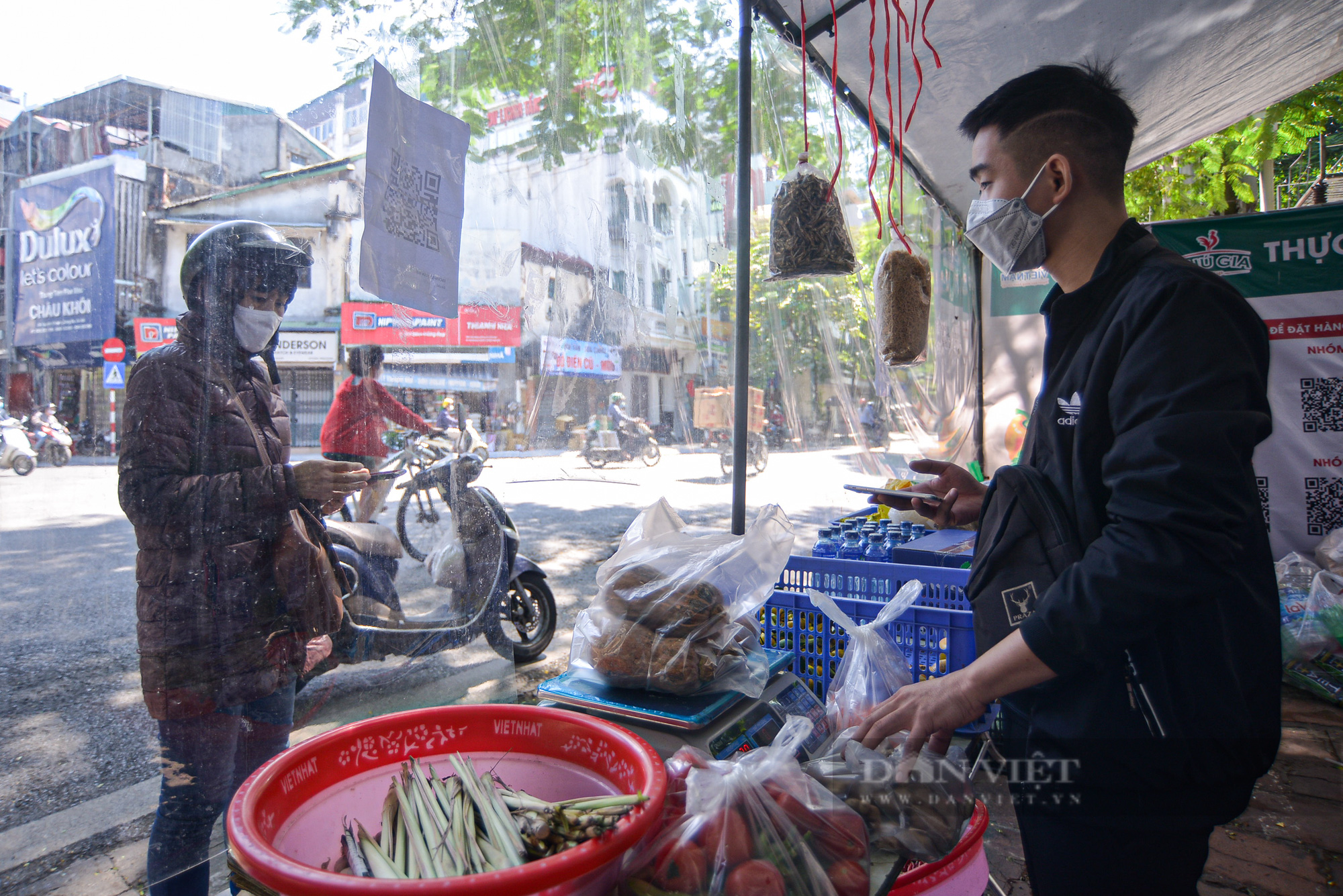 Hà Nội: Xuất hiện chuỗi gian hàng đổi phế liệu lấy thực phẩm - Ảnh 3.