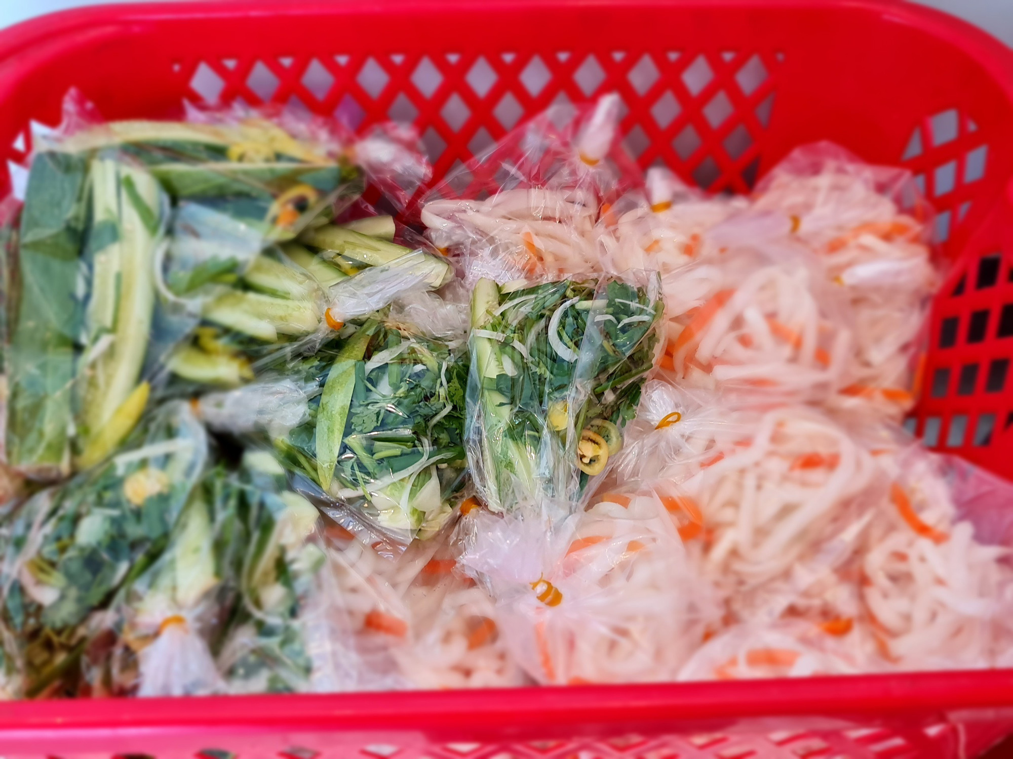 Bánh mì nổi tiếng Sài Gòn ship máy bay ra Hà Nội, giá 100 ngàn/chiếc, thực khách vẫn chuộng - Ảnh 2.