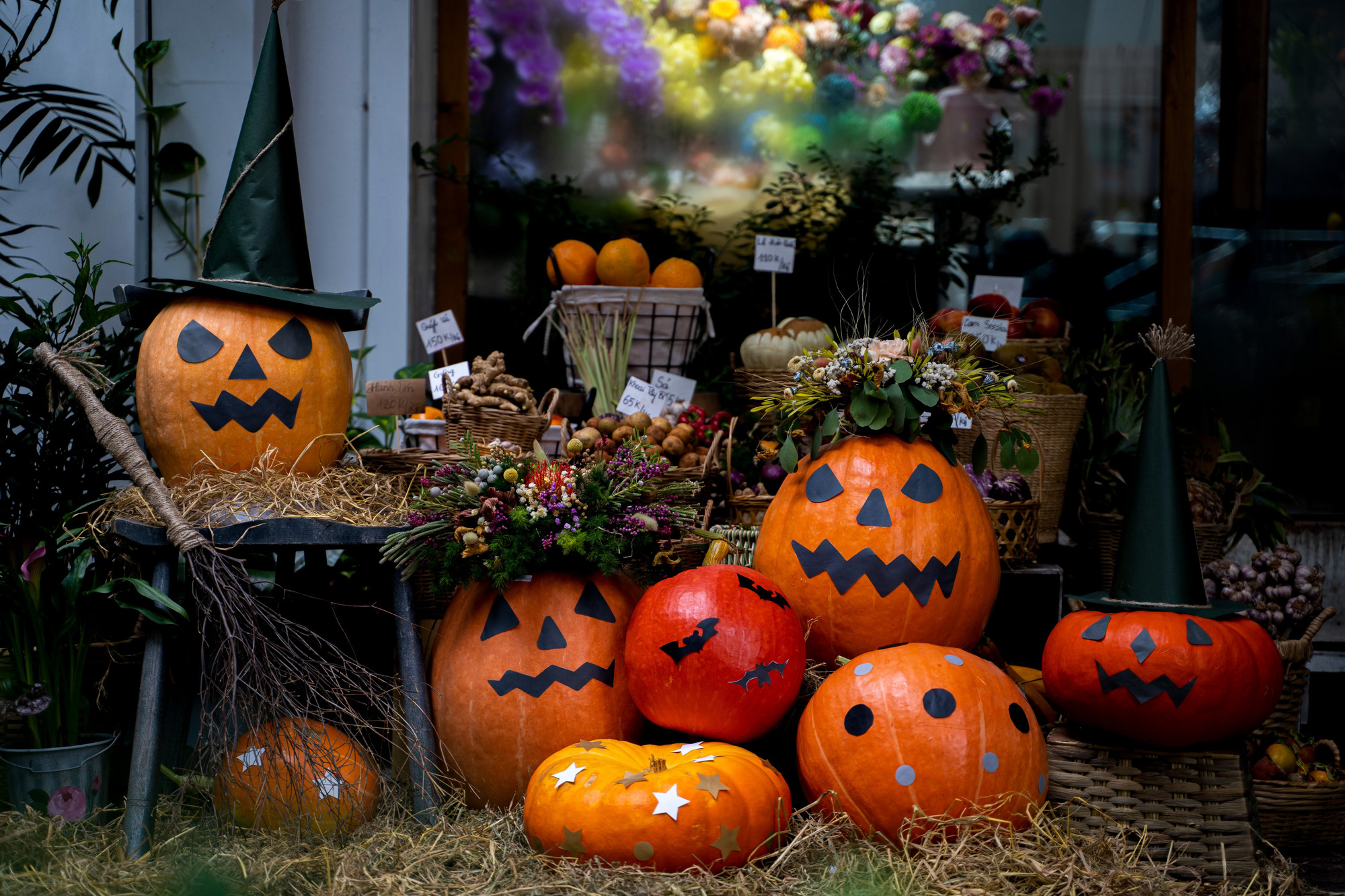 Bán cả tấn bí ngô khổng lồ trước ngày Halloween, trái lớn nhất gần chục triệu đồng - Ảnh 2.