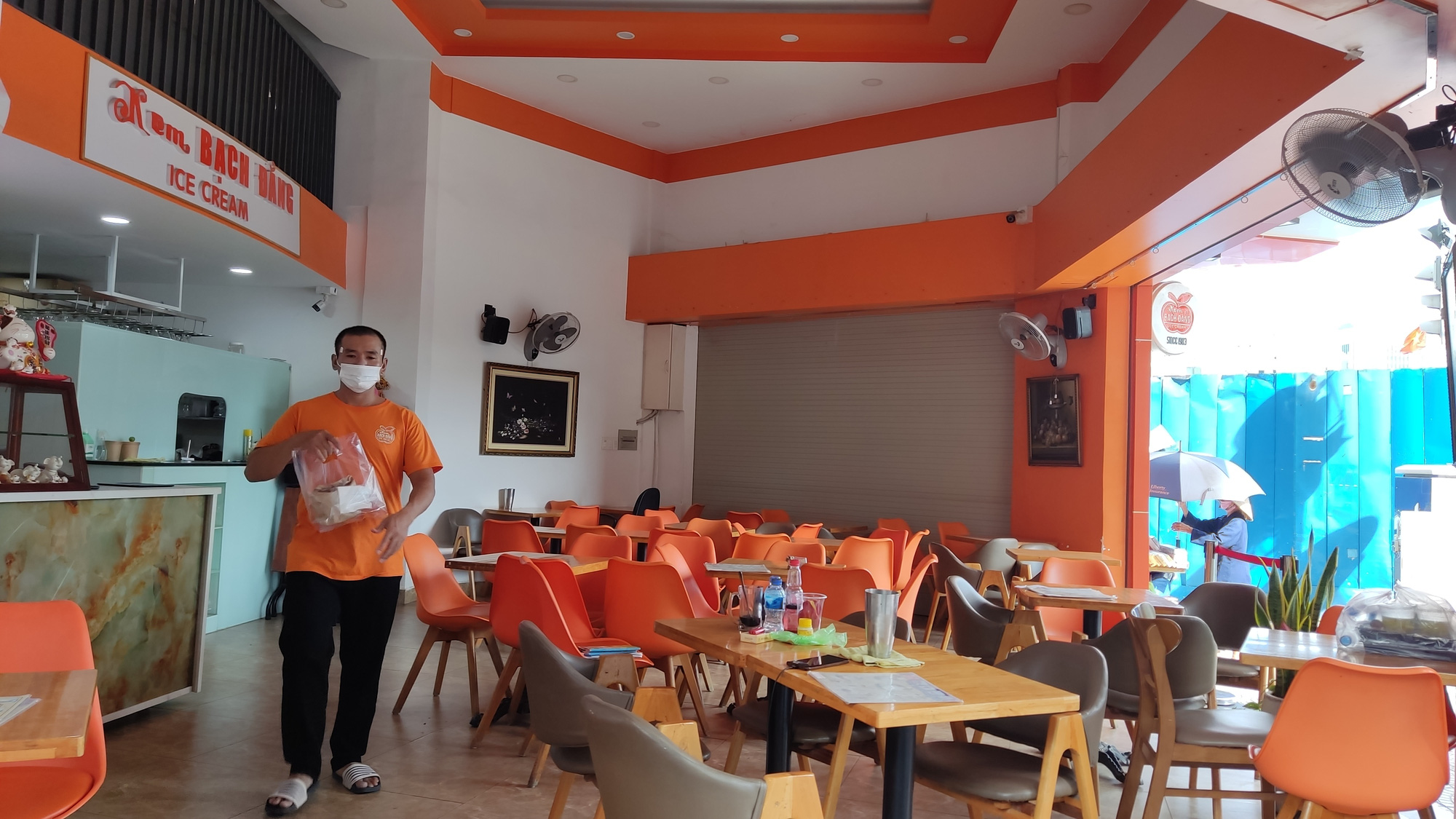 Hàng quán ăn uống bán tại chỗ ở TP HCM: Không rượu bia, máy lạnh - Ảnh 1. Hàng quán ăn uống bán tại chỗ ở TP HCM: Không rượu bia, máy lạnh - Ảnh 1.