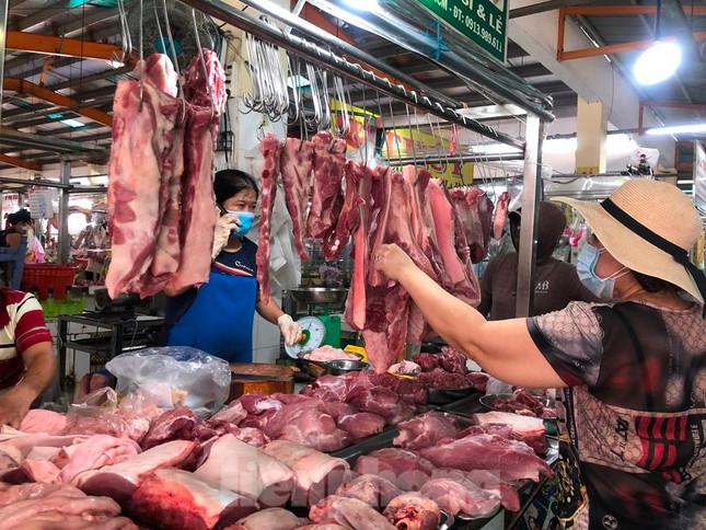 Thịt heo đồng loạt giảm giá, bà nội trợ tranh thủ mua ào ào - Ảnh 6.