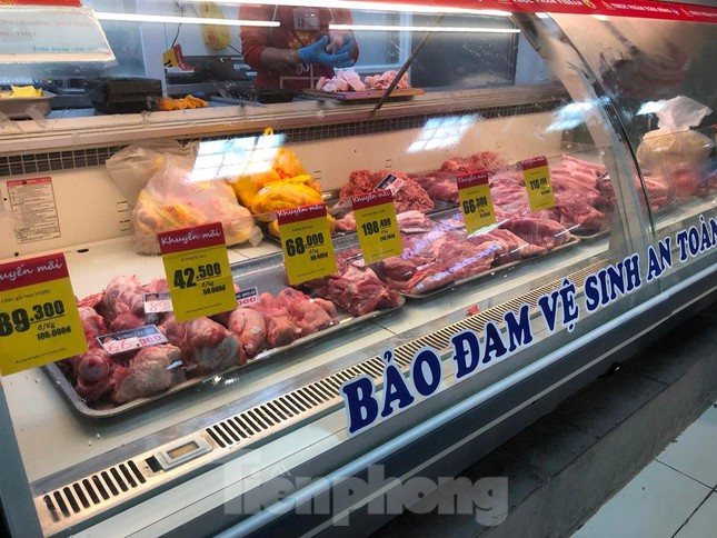 Thịt heo đồng loạt giảm giá, bà nội trợ tranh thủ mua ào ào - Ảnh 2.