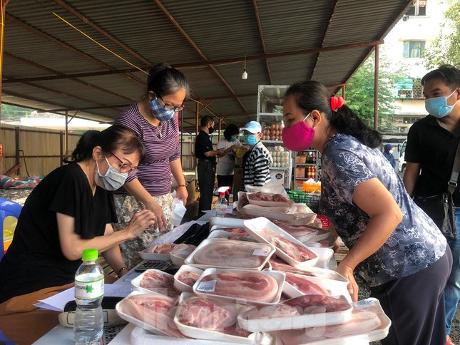 Thịt heo đồng loạt giảm giá, bà nội trợ tranh thủ mua ào ào - Ảnh 4.