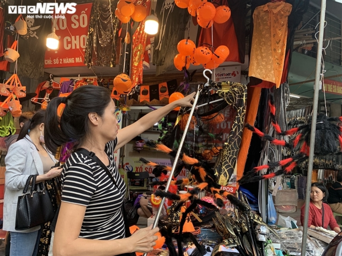Đồ chơi Halloween ế khách - Ảnh 5. Đồ chơi Halloween ế khách - Ảnh 5.