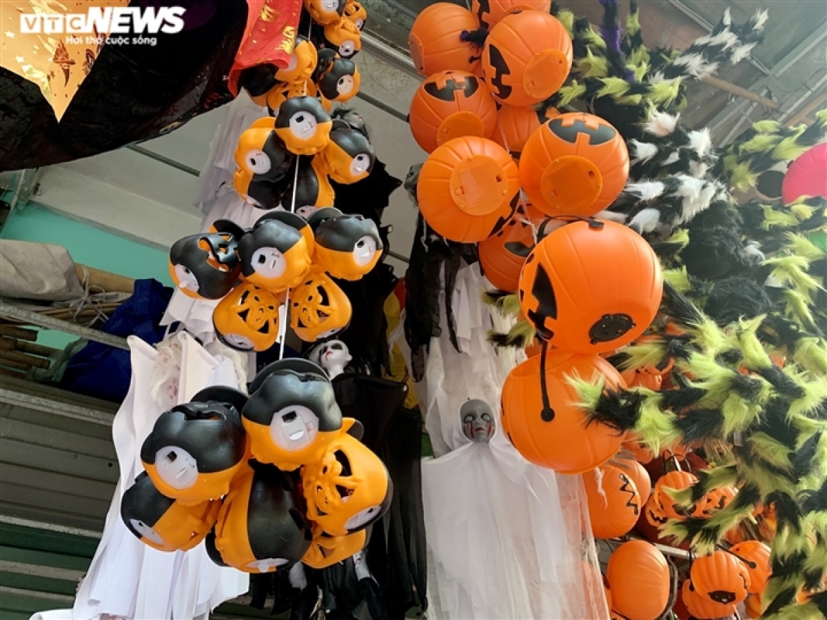 Đồ chơi Halloween ế khách - Ảnh 8. Đồ chơi Halloween ế khách - Ảnh 8.