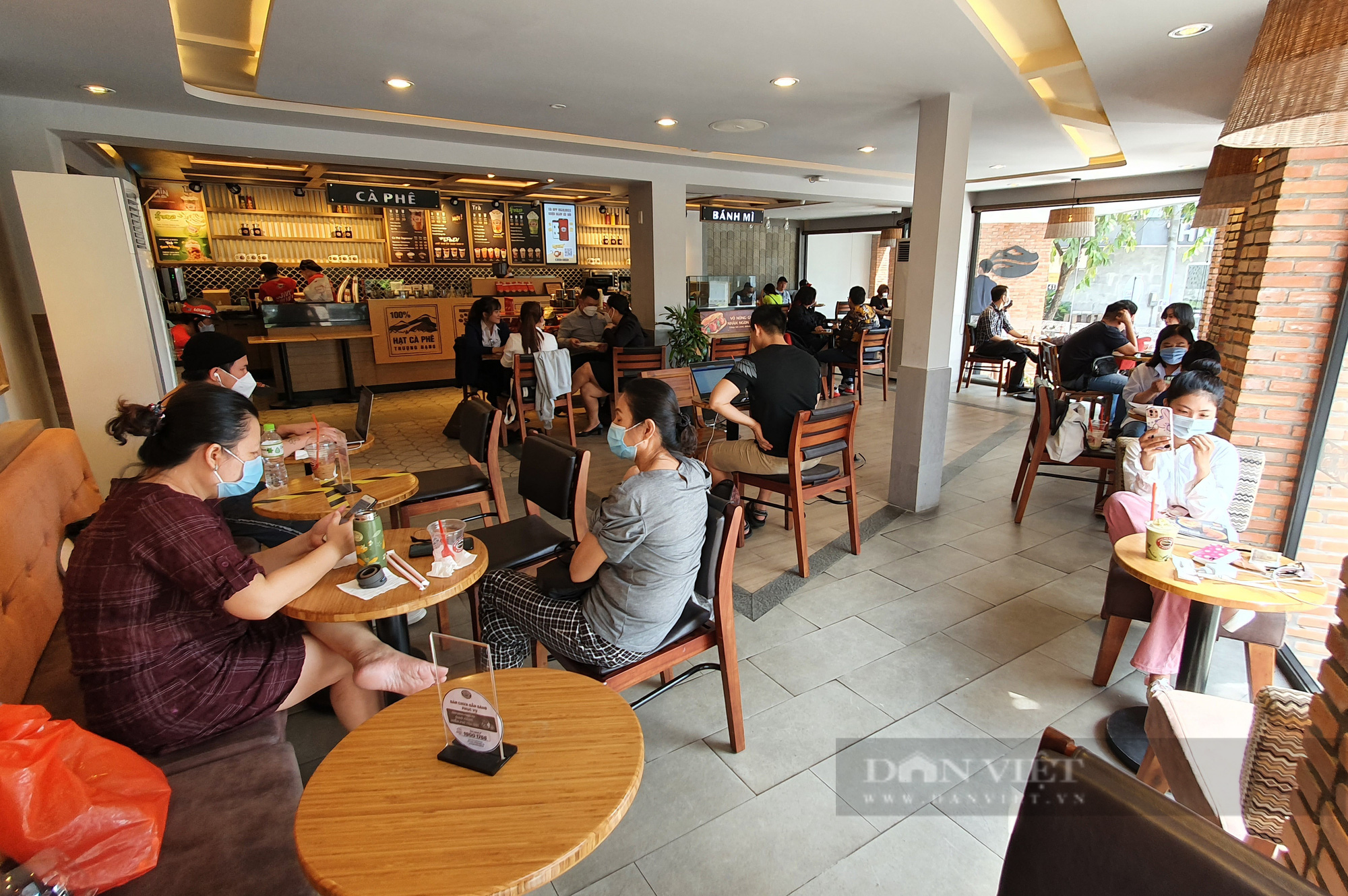 Hàng quán được bán ăn uống tại chỗ, thiếu nhân viên, ông chủ kiêm vai chạy bàn - Ảnh 4.