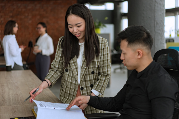Có nên làm việc cho bạn bè? - Ảnh 1.