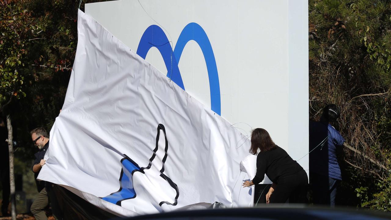 Meta với logo mới: Một dấu hiệu vô cực màu xanh lam. Ảnh: @AFP.