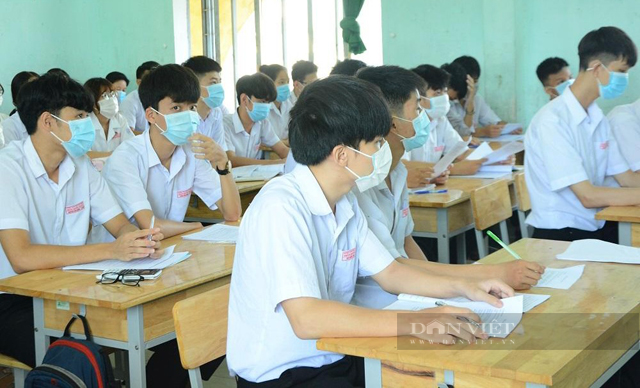 Giáo dục hot nhất: Rộ clip tố giảng viên nâng điểm, cô giáo lộ &quot;ảnh nóng&quot; bị dừng đứng lớp - Ảnh 2.