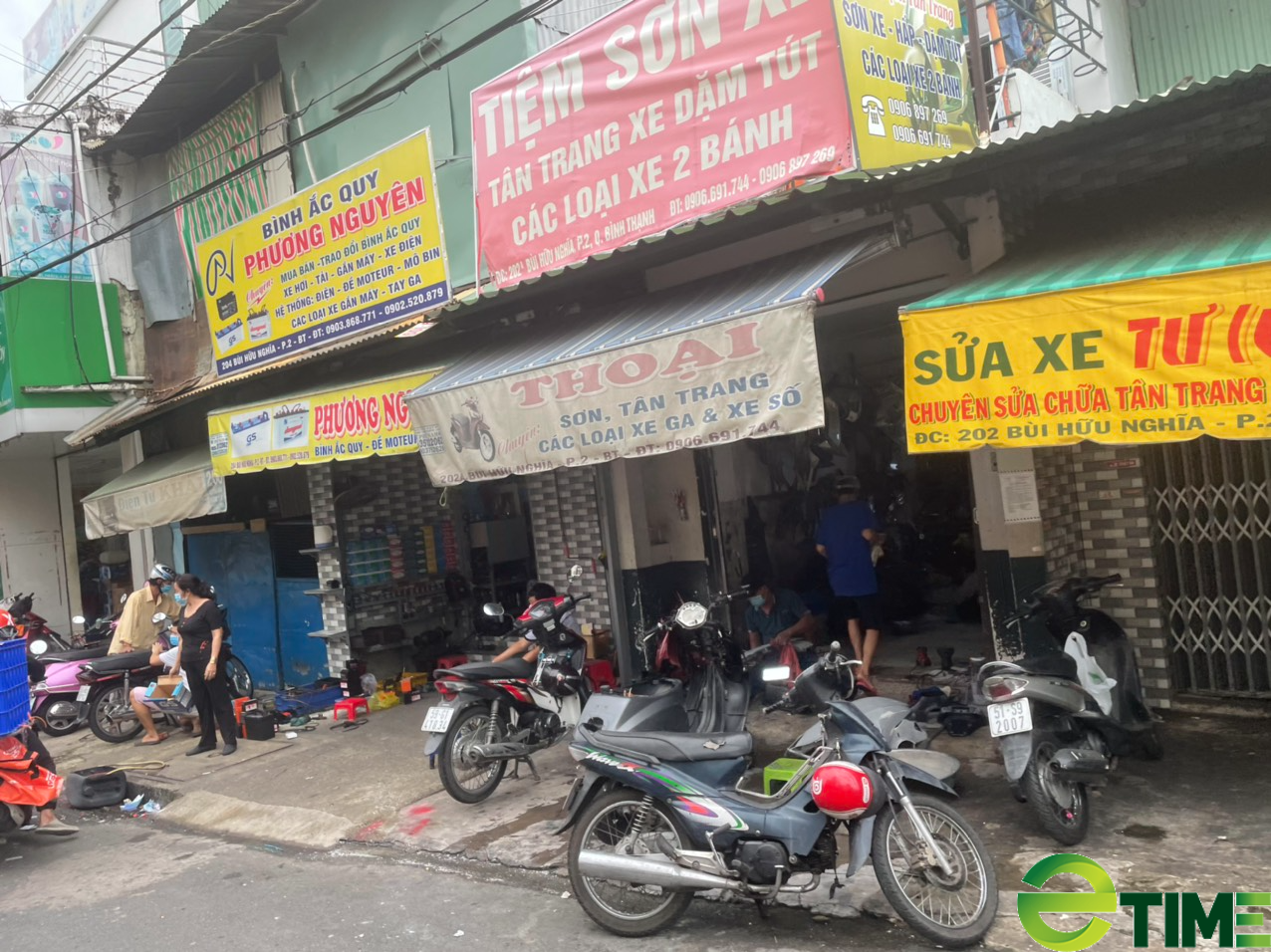 TP. HCM ngày trở lại "Bình thường mới": Hàng sửa xe máy đắt khách, kiếm tiền triệu mỗi ngày - Ảnh 1. TP. HCM ngày trở lại "Bình thường mới": Hàng sửa xe máy đắt khách, kiếm tiền triệu mỗi ngày - Ảnh 1.