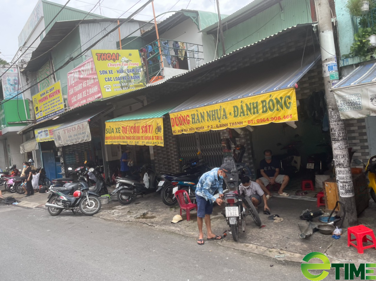 TP. HCM ngày trở lại "Bình thường mới": Hàng sửa xe máy đắt khách, kiếm tiền triệu mỗi ngày - Ảnh 2. TP. HCM ngày trở lại "Bình thường mới": Hàng sửa xe máy đắt khách, kiếm tiền triệu mỗi ngày - Ảnh 2.
