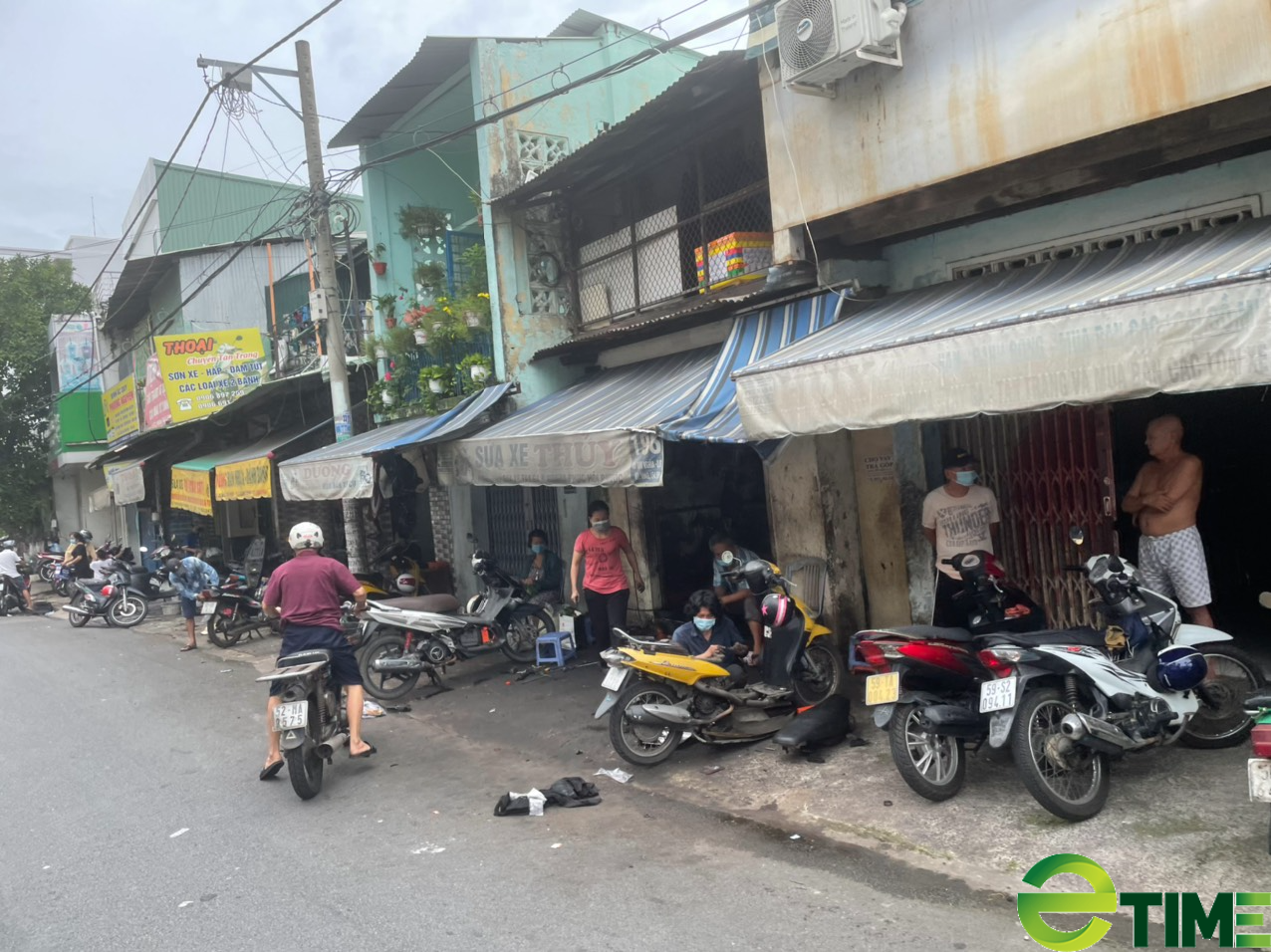TP. HCM ngày trở lại "Bình thường mới": Hàng sửa xe máy đắt khách, kiếm tiền triệu mỗi ngày - Ảnh 3. TP. HCM ngày trở lại "Bình thường mới": Hàng sửa xe máy đắt khách, kiếm tiền triệu mỗi ngày - Ảnh 3.