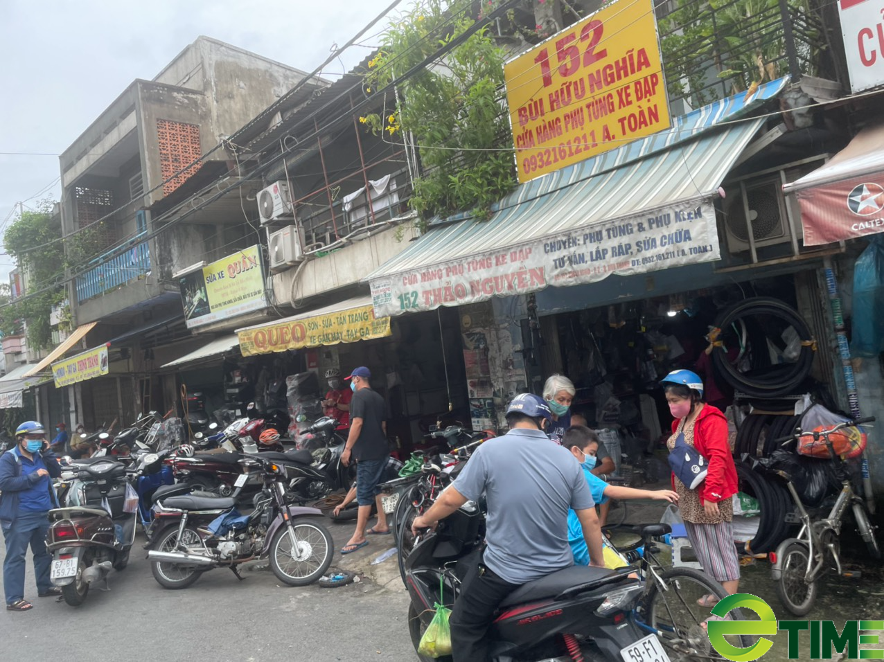 TP. HCM ngày trở lại "Bình thường mới": Hàng sửa xe máy đắt khách, kiếm tiền triệu mỗi ngày - Ảnh 4. TP. HCM ngày trở lại "Bình thường mới": Hàng sửa xe máy đắt khách, kiếm tiền triệu mỗi ngày - Ảnh 4.