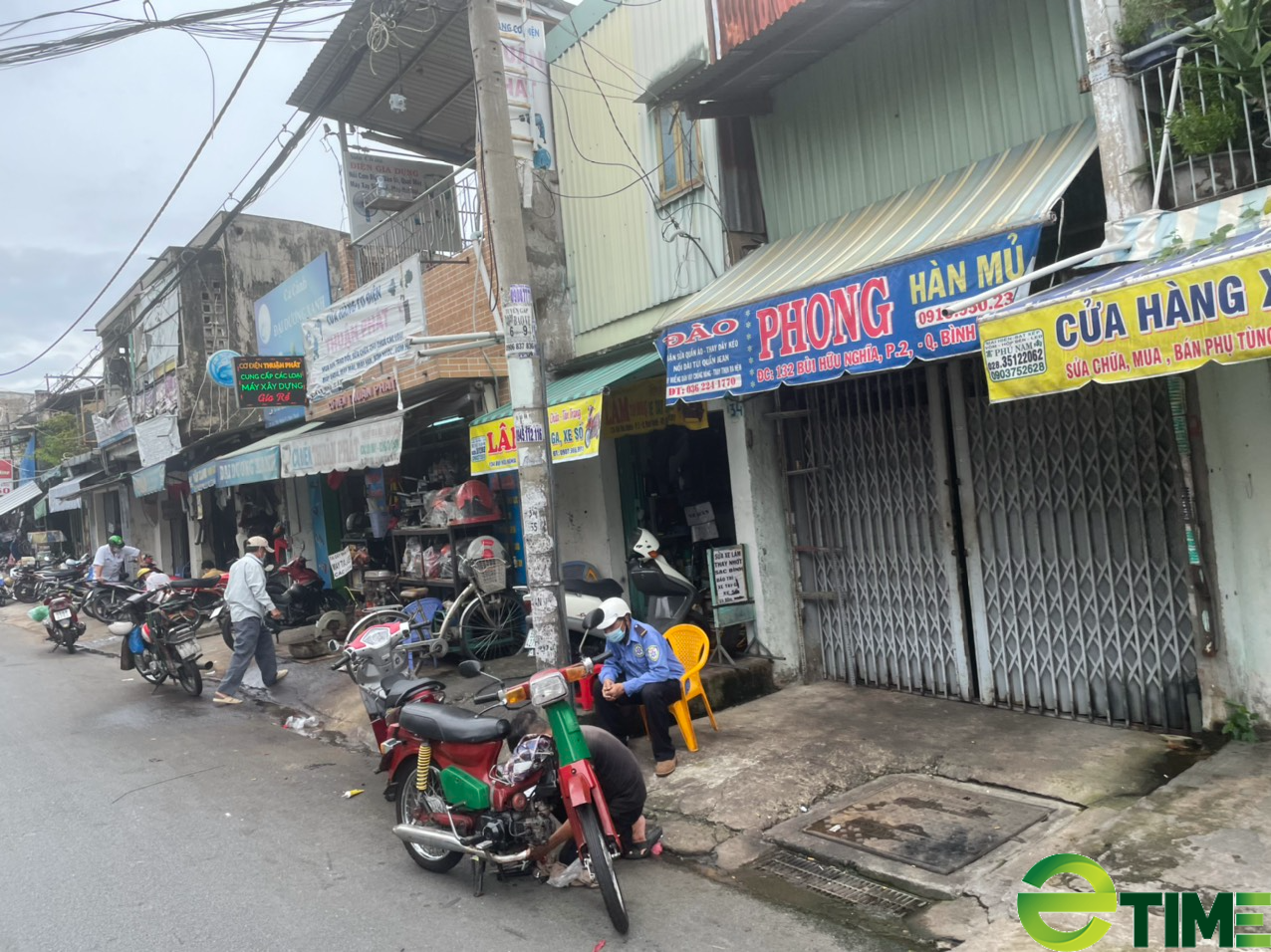 TP. HCM ngày trở lại "Bình thường mới": Hàng sửa xe máy đắt khách, kiếm tiền triệu mỗi ngày - Ảnh 5. TP. HCM ngày trở lại "Bình thường mới": Hàng sửa xe máy đắt khách, kiếm tiền triệu mỗi ngày - Ảnh 5.