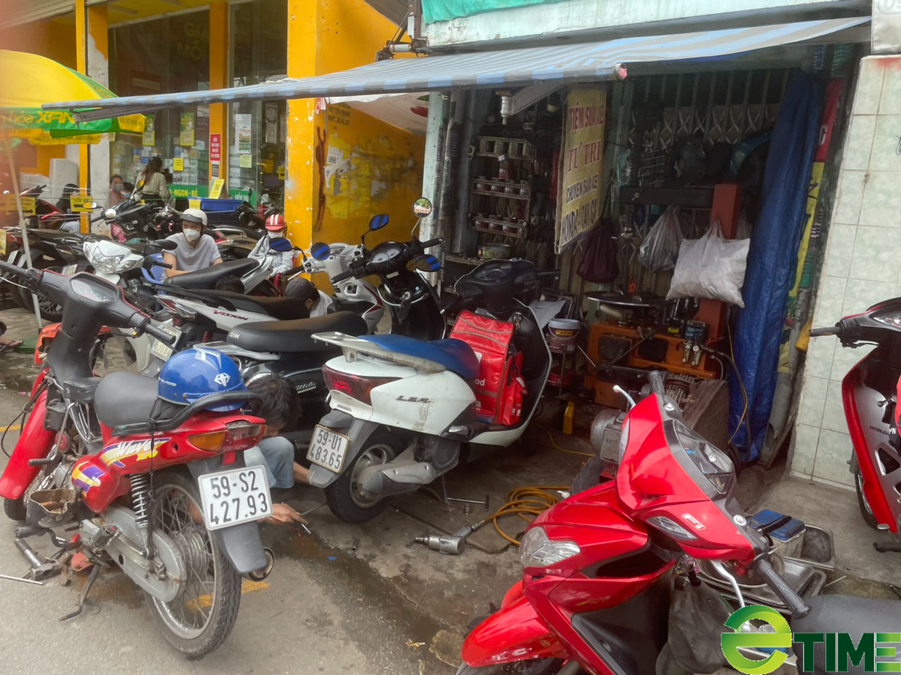 TP. HCM ngày trở lại "Bình thường mới": Hàng sửa xe máy đắt khách, kiếm tiền triệu mỗi ngày - Ảnh 6. TP. HCM ngày trở lại "Bình thường mới": Hàng sửa xe máy đắt khách, kiếm tiền triệu mỗi ngày - Ảnh 6.