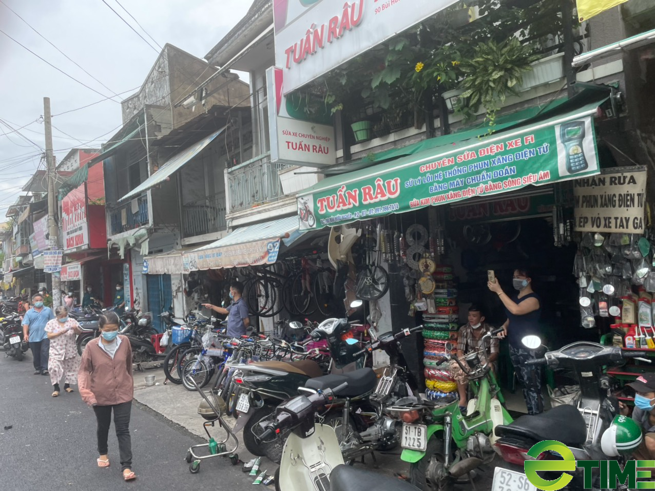 TP. HCM ngày trở lại "Bình thường mới": Hàng sửa xe máy đắt khách, kiếm tiền triệu mỗi ngày - Ảnh 7. TP. HCM ngày trở lại "Bình thường mới": Hàng sửa xe máy đắt khách, kiếm tiền triệu mỗi ngày - Ảnh 7.